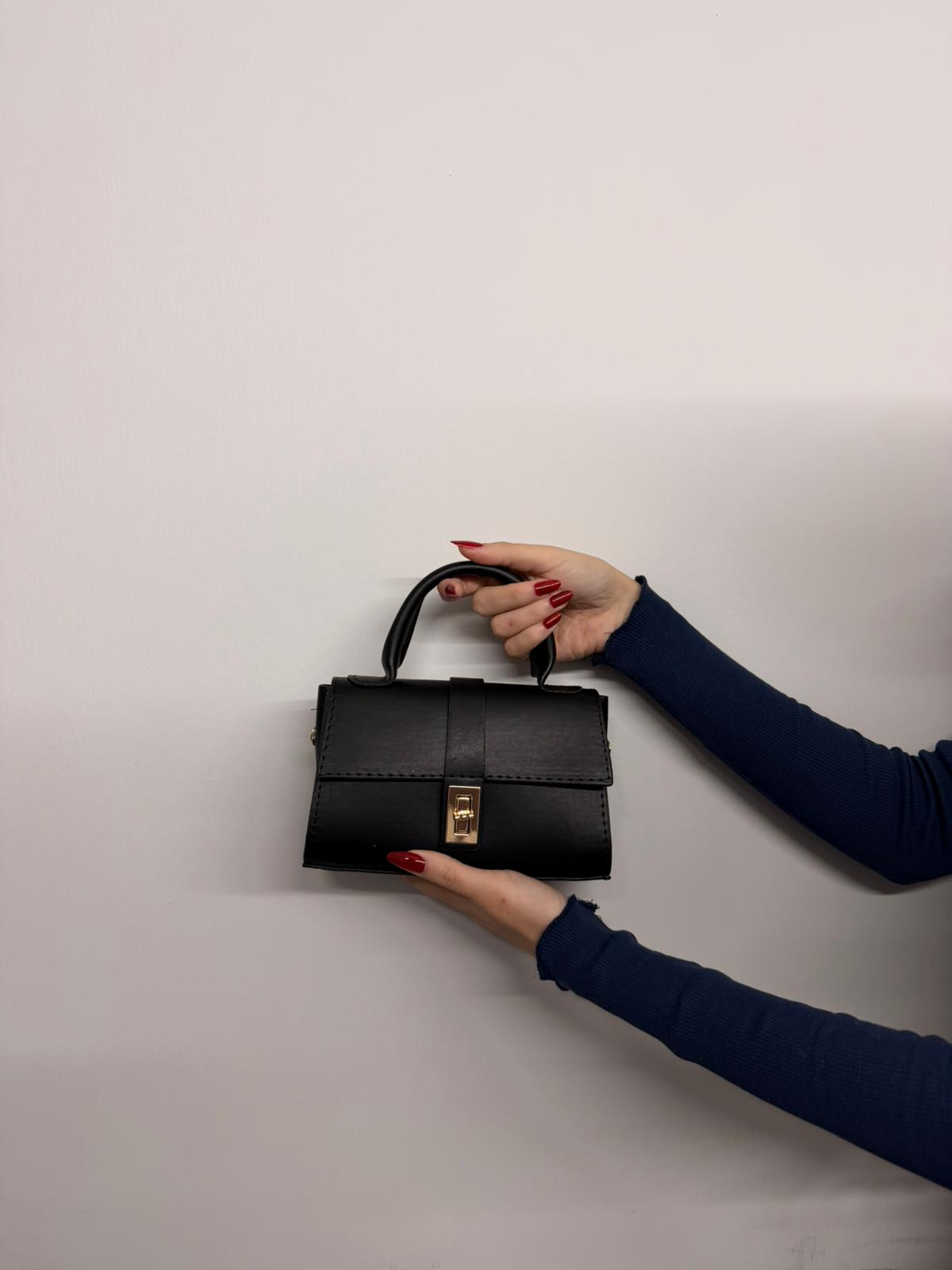 Siyah Kapaklı El Çantası