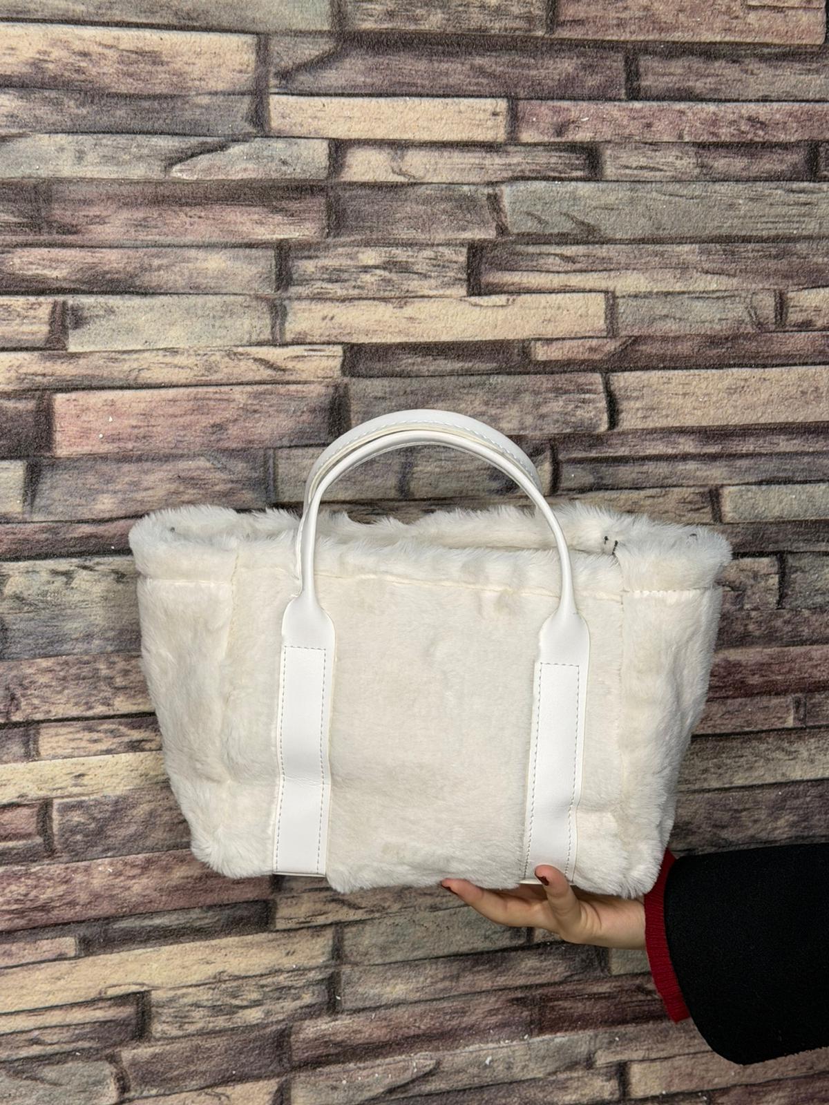 Beyaz Peluş Çanta (Ürün No:22)
